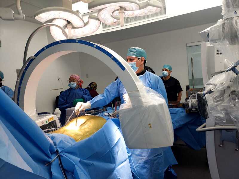 especialista en cirugia de columna